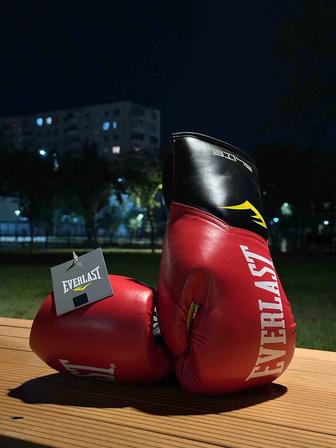 Боксерские перчатки Everlast Elite 12oz красный