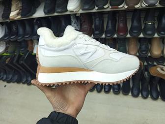 Женские зимние кроссовки