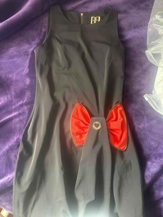 Большое количество платьев вечерних и повседневных