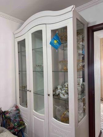 Шкаф-витрина для посуды и декора