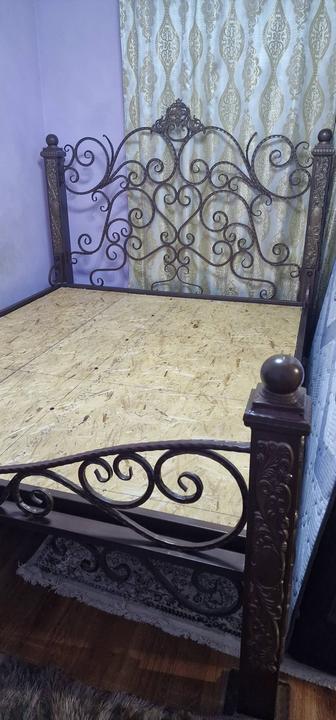 Кровать ручной работы.