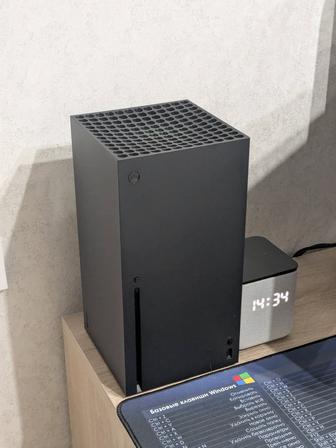 Xbox series x с играми и наушниками