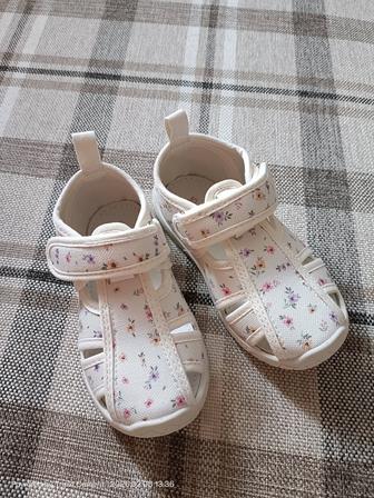 Продам сандалии детские