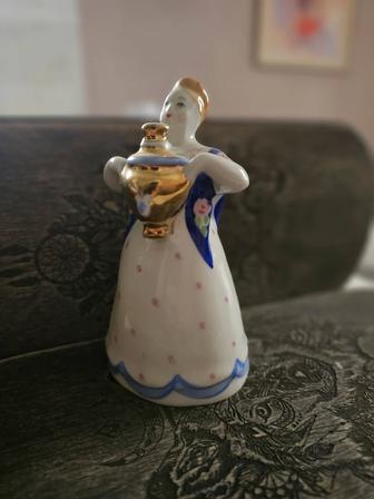 Фарфоровая статуэтка винтаж Девушка с самоваром