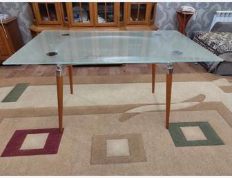 Продам стеклянный стол