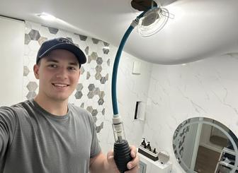 Мастер натяжных потолков при аварийных ситуациях слив слить вода воды мусор