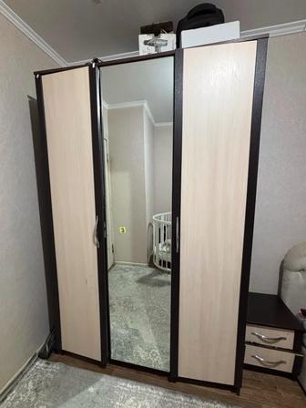 Шкаф с зеркалом и две прикроватные тумбы