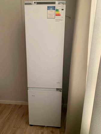 Продам Холодильник встраиваемый Samsung