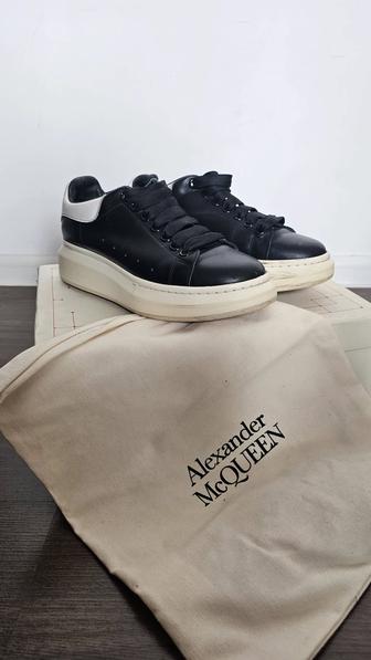 Кроссовки Alexander McQueen, стиль и комфорт.