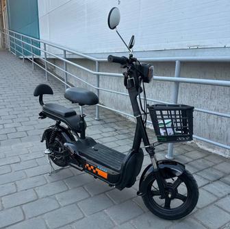 Продам электроскутер 500 в и на одном заряде ездит 50 км скорость 50 км/ч