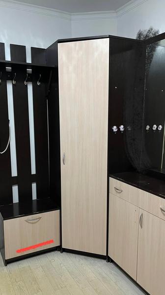 Продам угловую прихожую, вместительная и недорогая
