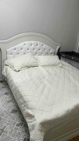 Продаю спальный гарнитур