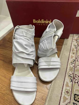 Белые кожаные босоножки от бренда Baldinini Trend