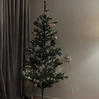 Елка IKEA Vinterfint, гирлянды IKEA, шары