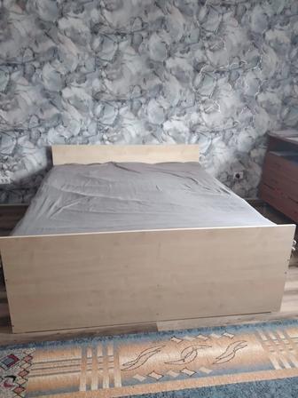 Кровать двуспальная с матрасом