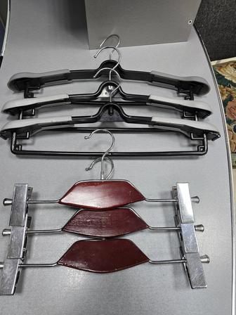 Продам вешалки.
