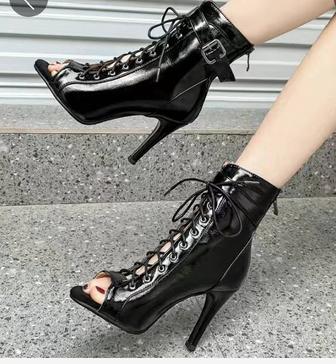 Сапожки подходят для танцев очень легкие новые