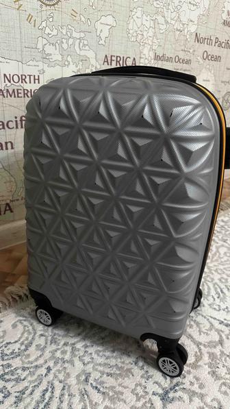 Продам Чемодан хорошем состоянии