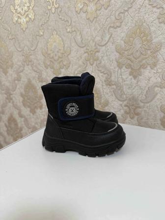 Продам детские зимние ботинки новые
