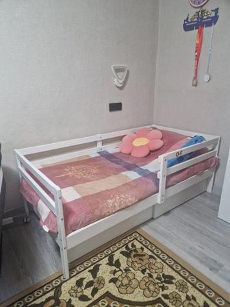 Детская кровать из березы с бортиками и ящиком