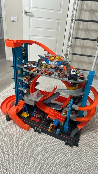 Продаем большой Hot Wheels гараж с машинками