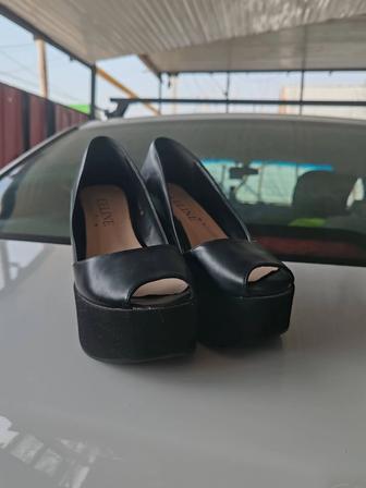 Босоножки чёрные