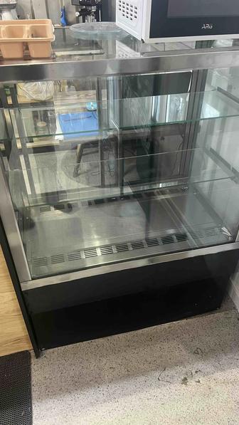 Витринный холодильник кондитерский