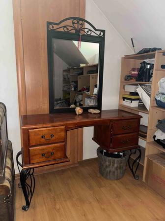 Туалетный столик с зеркалом