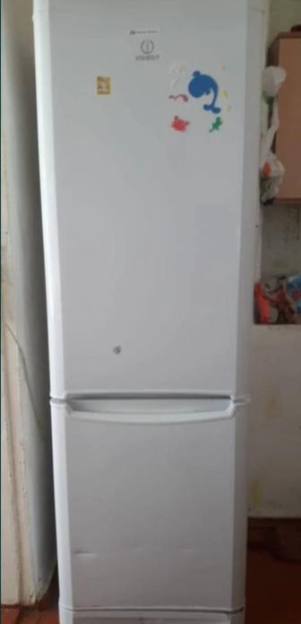 Продам холодильник Indesit