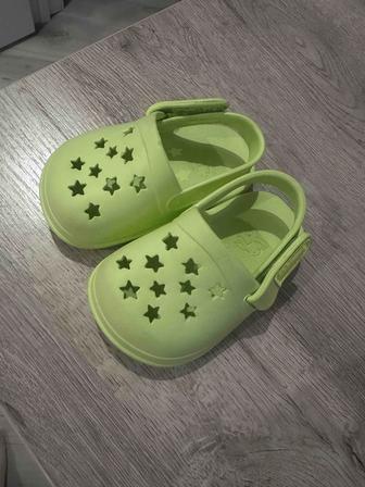 Продам детские кроксы
