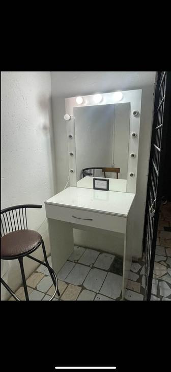 Продается гримерный стол