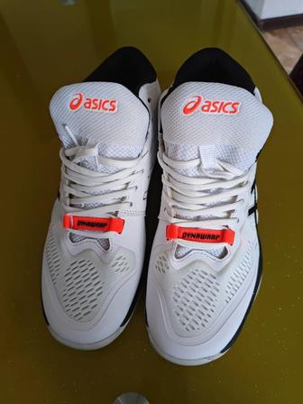 Срочно продам кроссовки 40 разм.