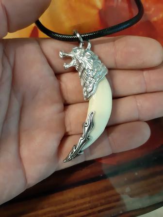 Амулет клык волка.