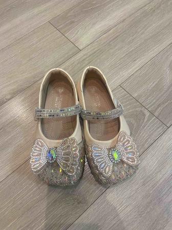 Продам нарядные босоножки 28 размера маломерят