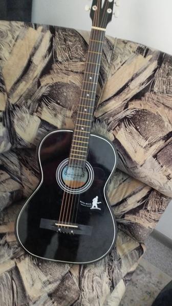 Продам гитару в отличном состоянии с чехлом.