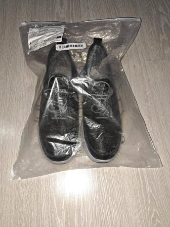 Продам новые мужские зимние кроссовки с мехом. 41р.