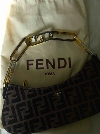 Оригинальная сумка Fendi Baguette с фирменной монограммой FF на продажу