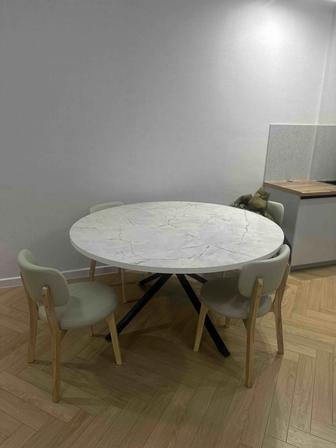 Стол со стульями