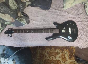 Бас гитара, без струн, в б/у состоянии.