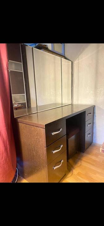 Продаю трюмо с зеркалом б/у