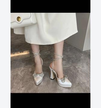 Туфли белые с бабочкой новые не носили, размер (38)