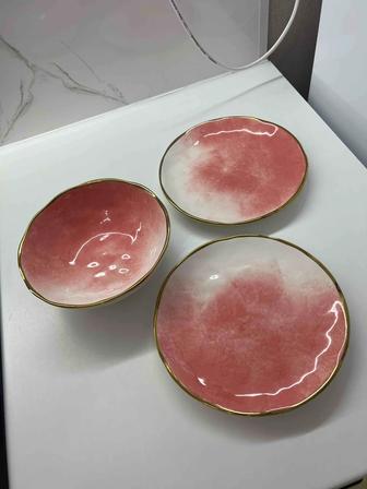 Салатница и тарелки