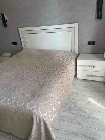 Продам кровать, тумбочки, комод