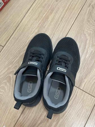 Отдам детские кроссовки