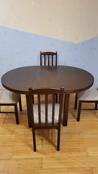 Стол дубовый и стулья.