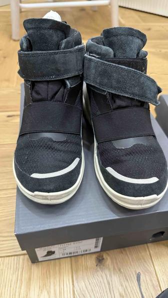 Продаю детскую весенние ботинки ECCO