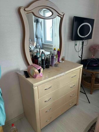 Трюмо с зеркалом , туалетный столик