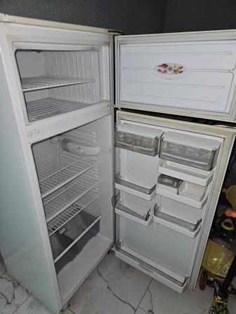 Двухкамерный Холодильник Рабочий
