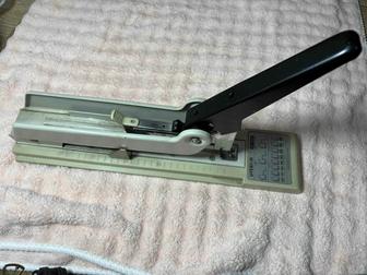 Степлер производственный железный.