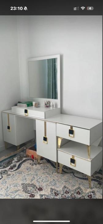 Продам кровать, туалетный столик, две тумбы